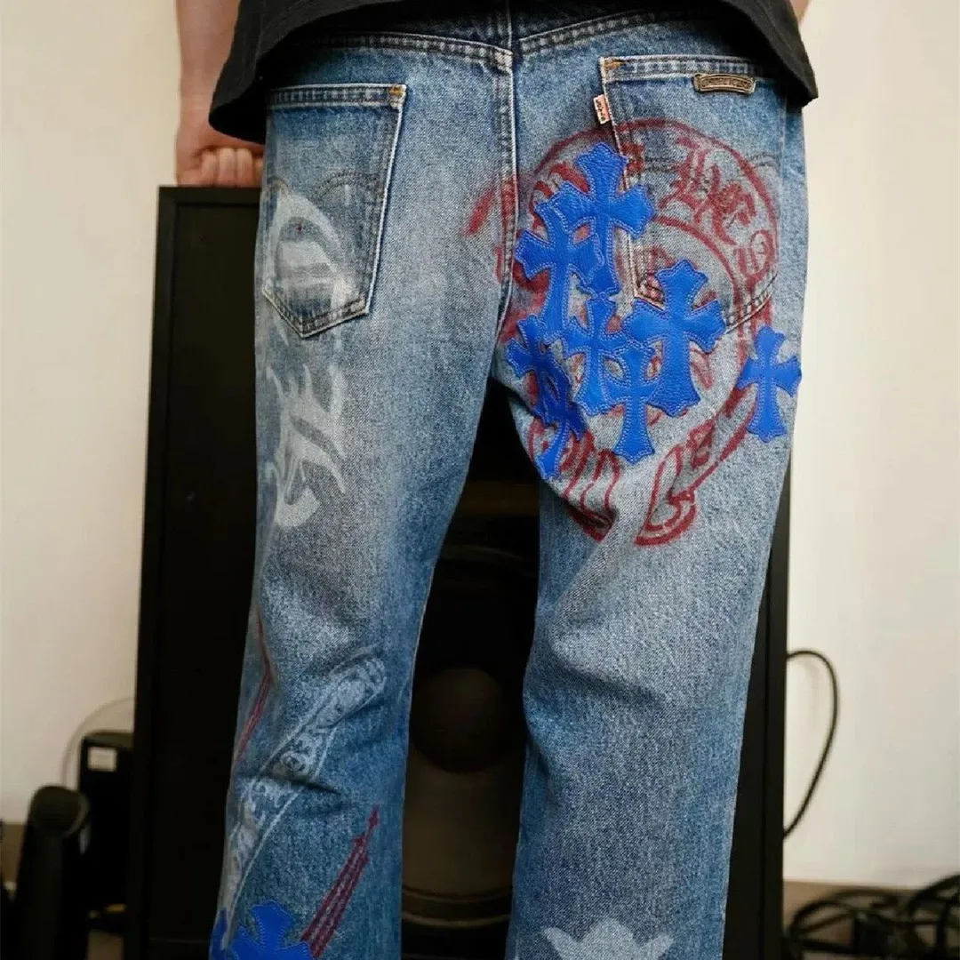 P250 [next day] Chrome Hearts | 24SS CH Chrome Hearts Cross Sanskrit Limited Edition Graffiti Printed Leather Jeans - Chrome Hearts' most popular pants, la la la. Made of beaded canvas fabric, heavy washing makes the upper body of the fabric more textured, and the pants are tall and straight! The three-dimensional cutting of the whole trousers is a masterpiece! The hardware is customized by zp. The beaded canvas fabric is thick and soft after being washed. It has good breathability. Customized small leather label. Unique design. The details are simple and elegant, and the workmanship is exquisite. The whole trousers are neatly routed and the details are in place! It’s so cool that both men and women can easily control the genderless trend!  Color: blue Size: 28 30 32 34 Corresponding sizes s-xl are available and shipped in seconds. Detailed sizes can be found in Figure 9